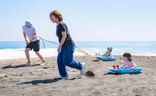 ソリを引いて恵山の砂浜を駆ける！　「ビーチゲームズ」初開催