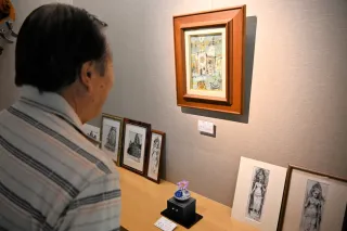 小さいサイズの絵画や版画などが並ぶ作品展