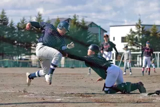 野球の季節到来　中学生が熱戦　釧路でひがし北海道大会開幕