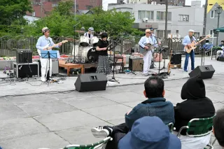 往年の名曲、ムードたっぷり　室蘭で社会人バンドが野外ライブ