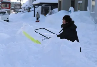 北海道内各地で大雪　札幌市北区太平では24時間降雪量50センチ　JR小樽駅構内で除雪、列車60本運休・部分運休