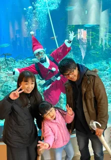 サンタ飼育員、魚たちに餌の贈り物　登別マリンパークニクス＜師走点描2025＞