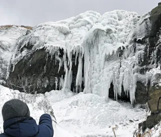 時止める厳寒の造形美　奥尻「ホヤ石の滝」今年も氷瀑に