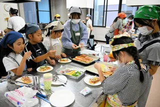 ピザトースト手作り通し食育 名寄大生と小学生：北海道新聞デジタル