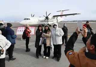 冬のオホーツク、上空から一望　女満別空港からJALがチャーター便運航