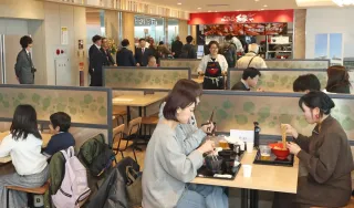  【写真4枚】釧路空港にフードコート「ウララテラス」開業　地元農畜産物グルメ堪能