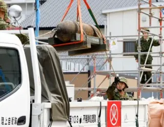 工事現場から回収される不発弾=19日午後、名古屋市東区