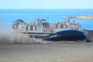 「陸の孤島」に揚陸艇で物資搬入　根室港で2月初訓練　市と自衛隊連携、道路寸断を想定