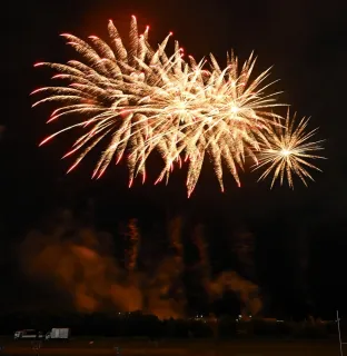 富良野で花火大会－２５００発が夏の夜空照らす