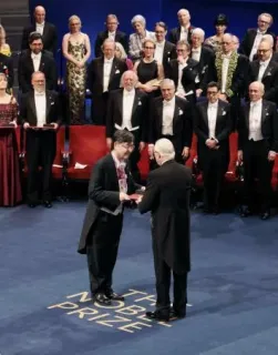 晴れ舞台に笑みたたえ　「本当に光栄」万雷の拍手