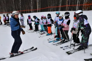 元五輪代表、小中生らに滑るコツ伝授　倶知安でスキー教室