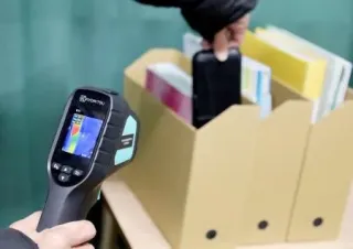 名古屋市教委が導入した、隠しカメラを探知する機器=10日午後、名古屋市