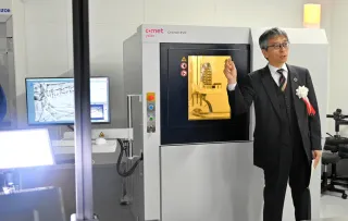 ガラス越しに実験の様子が見学できる「ウェットラボ」について説明する都木水産科学研究院長