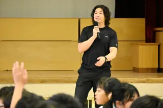 きたみ観光大使ジェイク・リーさんが東小で講演　「なにくそ根性で夢追い続けて」　5・6年生80人に