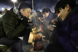 厳寒の屋外で焼き肉堪能　北見で今年も「まつり」　七輪は過去最多740台