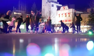 帯広駅前にスケート・カーリングリンク　26日から営業　ライトアップも