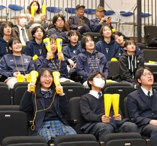 講堂でのパブリックビューイングで、試合が終わり肩を落とす東海大札幌高の生徒ら（舘山国敏撮影）