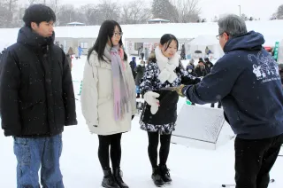 旭川冬まつり　旭川北高チーム、雪像甲子園優勝