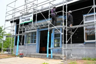 旧万字線の朝日駅舎、色鮮やかに　岩見沢塗装業組合が無償で屋根塗装
