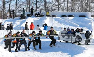 人力回転そり「すごく速い」　おびひろ氷まつり開幕