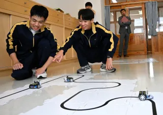 深川中で拓殖大学がプログラミング教室　ロボット制御の楽しさを体験