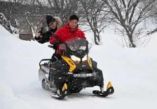 羊牧場でスノーモービル体験　士別・ペコラファーム　1月「スノーパラダイス」オープン