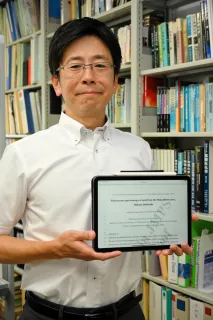「蛍光オパール」の発光物質特定　室工大大学院・飯森教授らグループ