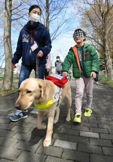 盲導犬の能力に驚き　札幌で５年ぶり、触れ合う催し　視覚障害者支援の大切さ学ぶ