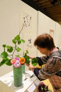 川柳にある「喜怒哀楽」を花の色で表現した生け花などが並ぶ会場