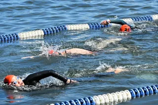 屈斜路湖OWS大会　150人が力泳　ロス五輪目指す蝦名愛梨選手も出場