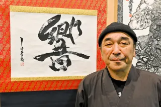 サロン・ドートンヌで10年連続11度目の入選を果たした小林白炎さんと作品「響き」