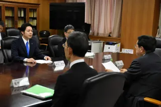 泊再稼働、鈴木知事が経産相に同意伝達　安全対策、防災体制強化も要請