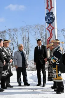 白老のアイヌ民族墓所に献花　黄川田担当相がウポポイ視察
