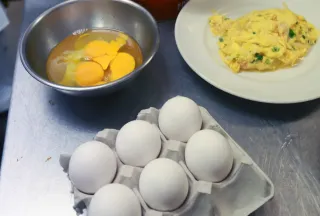 「物価の優等生」卵が品薄・高騰　生産コスト増、鳥インフル続発　朝食からオムレツ消えたホテルも