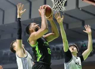 第1クオーター、シュートを決めるオカフォー（中央）=西野正史撮影