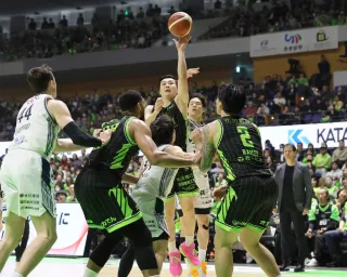 第1クオーター、シュートを決める富永（中央）=西野正史撮影