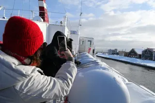 網走流氷観光2026年始動　砕氷船おーろら初運航に訪日客ら140人