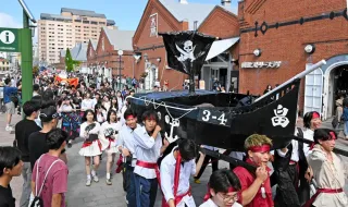 函館西高の仮装パレード。クラスで異なるテーマの衣装をまとい、西部地区を行進した