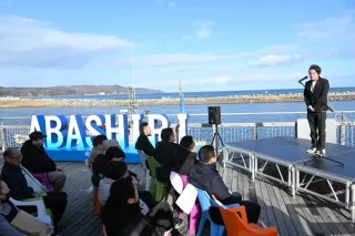 流氷イメージのモニュメント　網走青団連20周年で道の駅に設置