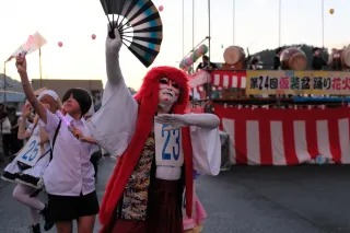 上砂川の仮装盆踊りにぎわう　栗山の安島さんが初の最優秀賞