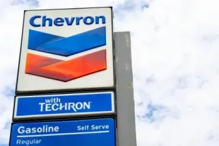 18日、米テキサス州のガソリンスタンドに表示された石油大手シェブロンのロゴ（ゲッティ=共同）