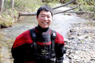川魚の観察をツイートする標津の科学館職員　仁科斎（にしな・いつき）さん