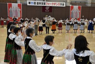 踊りも衣装も華やかに 江別でフォークダンス大会：北海道新聞デジタル