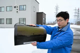 北電が寒冷地での発電量など調べているペロブスカイト太陽電池。奥は実験住宅