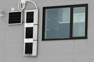 北電が実験住宅の外壁と窓の内側に取り付けた太陽光発電設備。左から2番目と3番目がペロブスカイト太陽電池。
