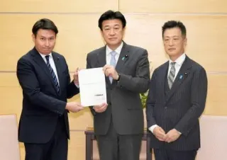 「OTC類似薬」の患者自己負担の見直しを巡り、木原官房長官（中央）に申し入れをする日本維新の会=12日午後、首相官邸