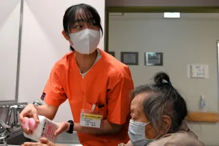 患者と向き合う看護師「すごい」　高校生14人、市立室蘭病院で体験