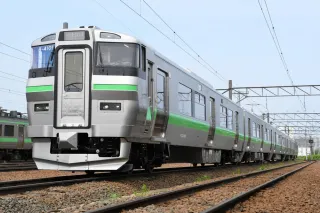 訪日客快適 液晶ディスプレー、多言語表示に 快速エアポートに新
