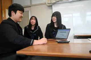 文章の誤解防止のシステム開発に向けて話し合う函館西高の生徒たち