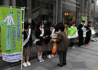 東川高ボランティア部も参加して協力を呼び掛けた街頭募金